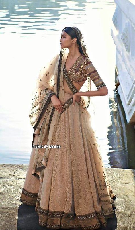 Sabyasachi Mukherjee - India 🇮🇳 India Traditional Dress, Simple Party Dress, Sabyasachi Mukherjee, Sabyasachi Lehenga, Indian Outfits Lehenga, Cotton Saree Designs, Traditional Indian Dress, Desi Fashion Casual, Indian Fashion Saree