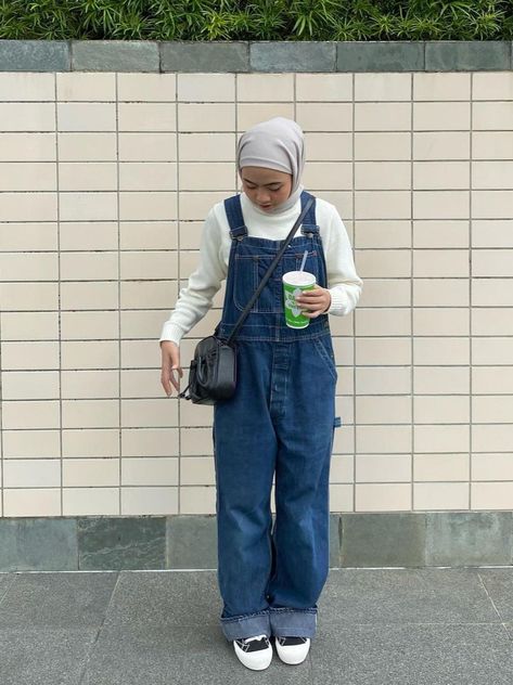 Outfit Overall Hijab, Ootd Overall, Overall Hijab, Jumpsuit Hijab, Outfit Overall, Overalls Outfit, Muslim Outfits Casual, Muslim Outfits, Outfit Hijab