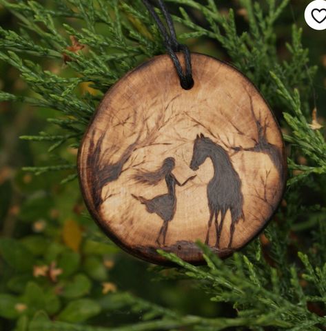 Woodburning Ideas, Wood Burning Projects, Woodburning Projects, Wood Slice Art, Wood Burning Ideas, Pyrography Art, Jewelry Wood, Wood Burning Crafts, Horse Necklace