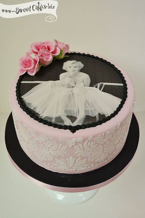 Awesome Marilyn Monroe birthday cake Marilyn Monroe Cake, Marilyn Monroe Birthday, Gateaux Cake, Just Cakes, Specialty Cakes, Special Cake, Gorgeous Cakes, Cake Tutorial, Fancy Cakes