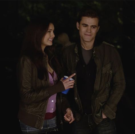 Elena Season 1, Elena And Stefan, Stefan Tvd, Stefan Elena, Vampire Fashion, Lost Film, The Vampire Diaries Characters, Vampire Diaries Stefan, Vampire Diaries Seasons