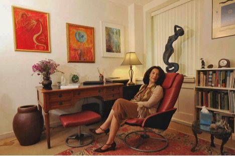 Maria Taveras in her psychotherapy office. Photograph by Sebastian Zimmerman, author of the book Fifty Shrinks. Therapist Aesthetic Career, Psychoanalyst Office, Clinical Psychologist Aesthetic, Psychotherapist Aesthetic, Aesthetic Psychologist, Therapy Session Aesthetic, Therapist Office Aesthetic, Social Worker Aesthetic, Psychologist Aesthetic