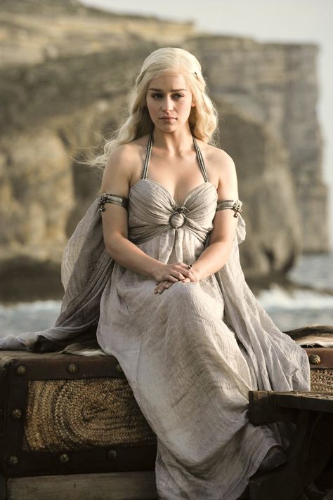 Daenerys Targaryen Hair, Daenerys Targaryen Outfits, Daenerys Hair, Emilie Clarke, Daenerys Targaryen Dress, Daenerys Targaryen Costume, Targaryen Hair, Daena Targaryen, Game Of Thrones Dress