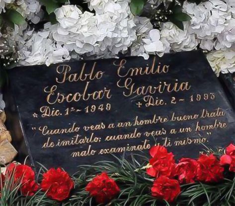 Lápida de Pablo Escobar Alertadigital Pablo Escobar Family, Narcos Pablo Escobar, Pablo Escobar With Friends, Pablo Escobar Quotes Spanish, Pablo Emilio Escobar, Pablo Escobar Dead, Doc Holliday, Lord Byron, Pablo Escobar