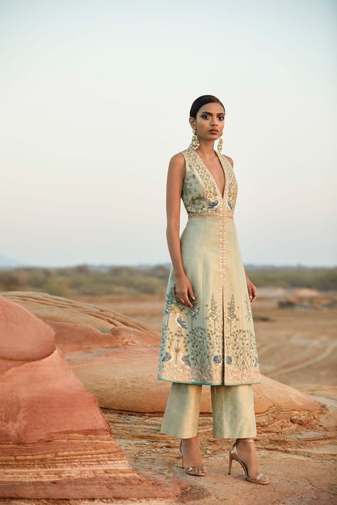 Anita Dongre Limited Collection 2019 - Mandala Weddings Blog Nikkah Dress, Indian Fashion Trends, Indian Designer Suits, Anita Dongre, Traditional Indian Dress, Salwar Kamiz, Traditional Indian Outfits, Indian Gowns, Kleidung Diy