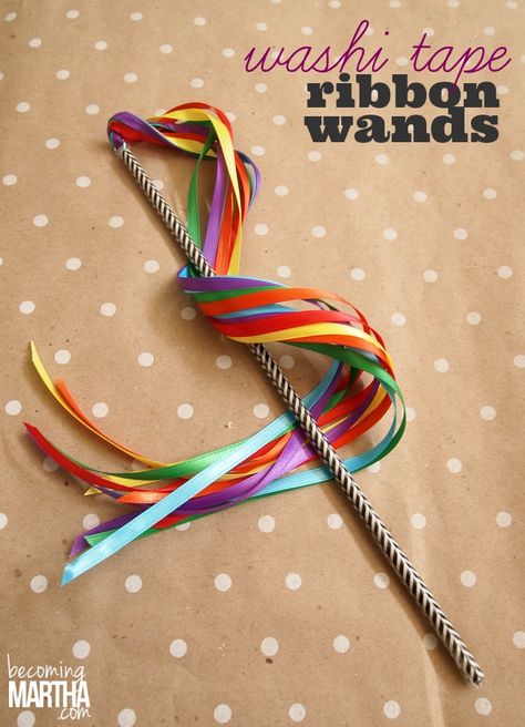 Washi Tape Ribbon Wands - a 5 minute washi tape DIY that will have your kids playing for hours! Diy Ribbon Wands, Diy With Kids, Perlengkapan Bayi Diy, Katt Diy, Olympic Crafts, Katt Grejer, Ribbon Wands, Diy Cat Toys, Washi Tape Crafts