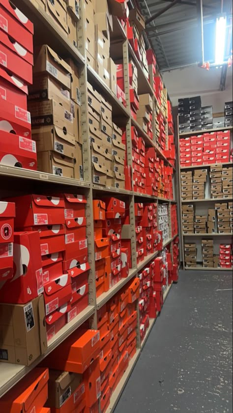 Shoe Box Wallpaper, Sneakerhead Background, Shoes Collection Snapchat Story, Sneakers In Box Aesthetic, Puma Showroom Snap, Nike Shopping Bag Snapchat, Fake Shoes, Pallet Kitchen, Sneakerhead Room