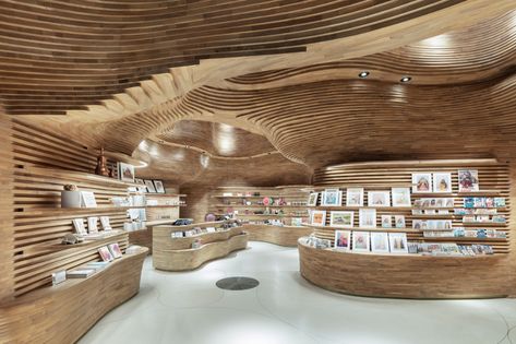 Cave-like gift shops created by Koichi Takada in National Museum of Qatar Koichi Takada, National Museum Of Qatar, Museum Gift Shop, Commercial Architecture, Soho House, Store Interior, Universal Design, Shop Interiors, Architectural Inspiration