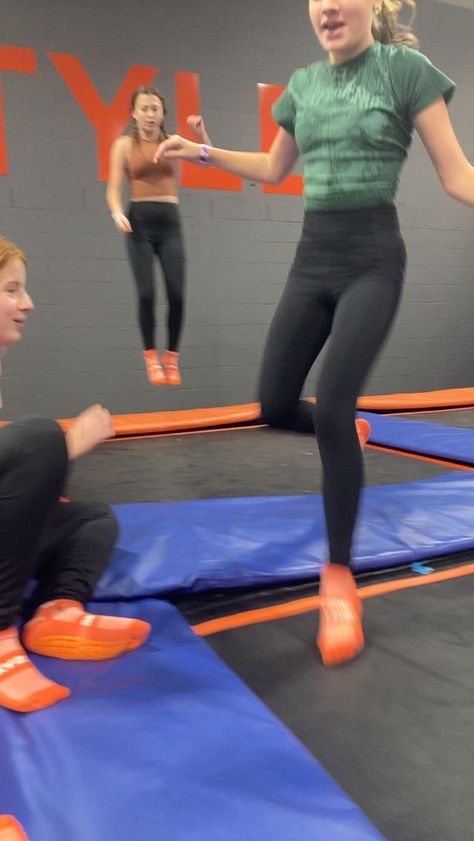 3 teens jumping at trampoline park/sky zone blue and orange Jump Park Outfit, Sky Zone Outfit, Trampoline Park Outfit Ideas, Trampoline Park Aesthetic, Trampoline Park Outfit, Skyzone Outfit, Trampoline Tricks, Jump Park, Jumping Trampoline