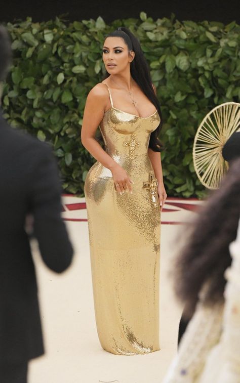 Kim Kardashian at the 2018 Met Gala Formal Dresses Under 100, Estilo Khloe Kardashian, Stile Kylie Jenner, Kim Kardashian Hot, Met Gala Dresses, Kim Kardashian Outfits, Kardashian Outfit, Kim Kardashian Style, Plus Size Formal