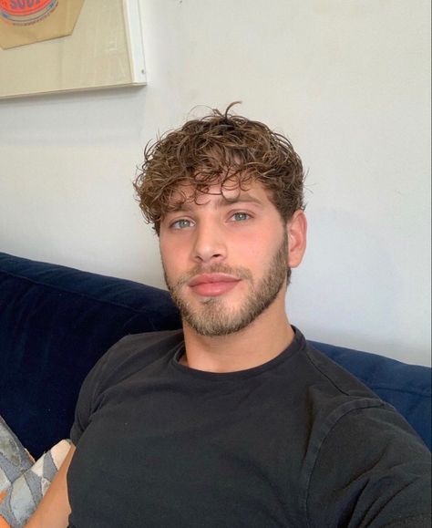 Medium Curly Hairstyles, Fancy Aesthetic, Curly Hairstyles For Men, Haircut For Square Face, Mens Hair Colour, Heels Elegant, Cute Guy Pics, Mens Hairstyles Thick Hair, Medium Curly