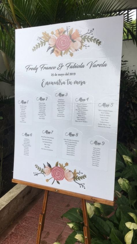 Un forma elegante para que los invitados de la boda puedan encontrar su mesa el día de la boda Wedding Reception Head Table, Dark Wedding, Daughters Room, Seating Plan, Wedding Organization, Wedding Welcome Signs, Wedding Welcome, Baby Birthday, Quince