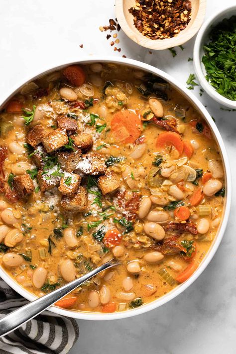 Quick & Easy Vegan White Bean Stew | This hearty White Bean Stew brings all the rich, fresh flavors of Tuscan cuisine to the table with an added bonus: it’s completely vegan! It’s the perfect family dinner for a busy weeknight or an easy meal prep recipe! Meatfree Monday, Grocery Snacks, Vegan Supper, Veggie Entrees, Soup Night, White Bean Stew, 2023 Food, Quick Easy Vegan, Cheap Healthy