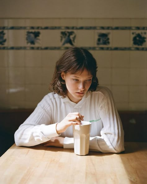 Table Portrait, Female Portrait Poses, Portrait Photography Tips, Home Photo Shoots, Women Poses, Fall Shoot, Ap Studio Art, Instagram Story Filters, Environmental Portraits