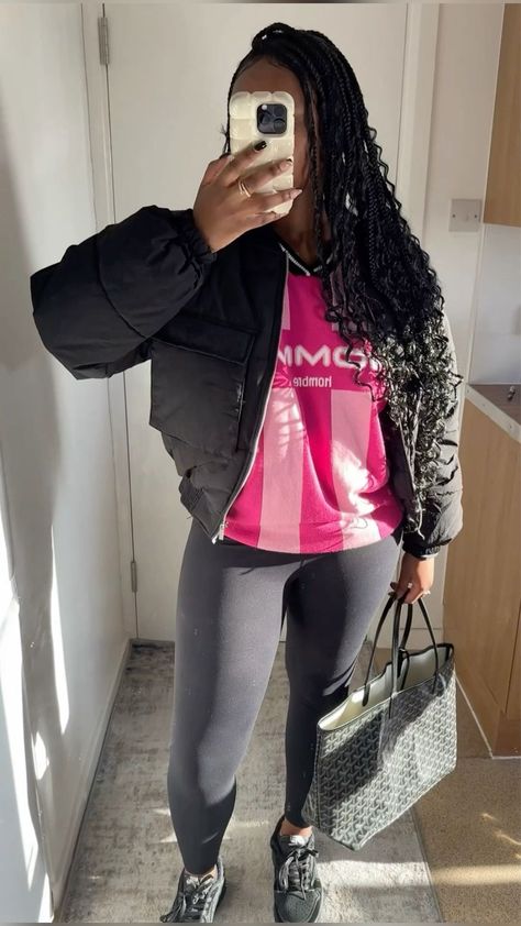 Football Top Outfit, Black Goyard Tote, Pink Jersey Outfit, Winter Uni Outfits, Uni Outfits Uk, Black Trainers Outfit, Uni Outfits Fall, Outfit Ideas Uk, Cute Fall Outfits Black Women