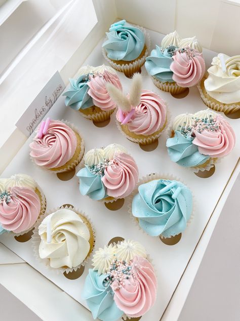 Blue And Pink Cupcake Ideas, Boho Gender Reveal Cupcakes, Gender Reveal Cupcakes Pink And Blue, Pink Blue Cupcakes, Gender Reveal Cupcake Ideas, Pink And Blue Cupcakes, Baby Reveal Cupcakes, Childrens Food, Easter Miniatures