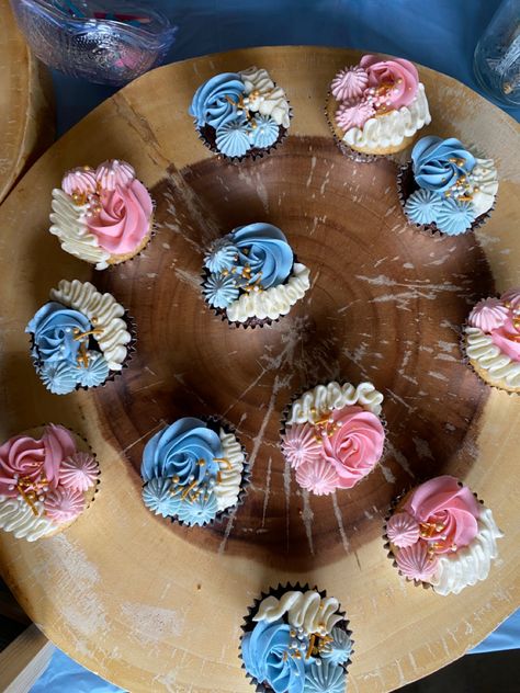 Chocolate Gender Reveal Cupcakes, Gender Reveal Cupcakes Pink And Blue, Chocolate Gender Reveal, Pink And Blue Cupcakes, Pink And Blue Gender Reveal, Blue Gender Reveal, Cupcakes Vanilla, Gender Reveal Cupcakes, Gender Reveal Party Theme