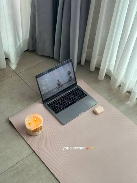 Yoga Aesthetic Home, Morning Pilates Aesthetic, Home Pilates Aesthetic, Excersise Aesthetic Girl, Pilates At Home Aesthetic, Girly Clean Aesthetic, Home Workout Aesthetic, 5 Am, Morning Workout At Home