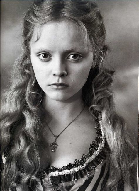 Christina Ricci as Katrina Van Tassel in Sleepy Hollow, 1999 Sleepy Hollow Film, Katrina Van Tassel, Christina Richie, Tim Burton Personajes, Sleepy Hollow 1999, The Legend Of Sleepy Hollow, Johnny Depp Movies, Tim Burton Films, Tim Burton Movie