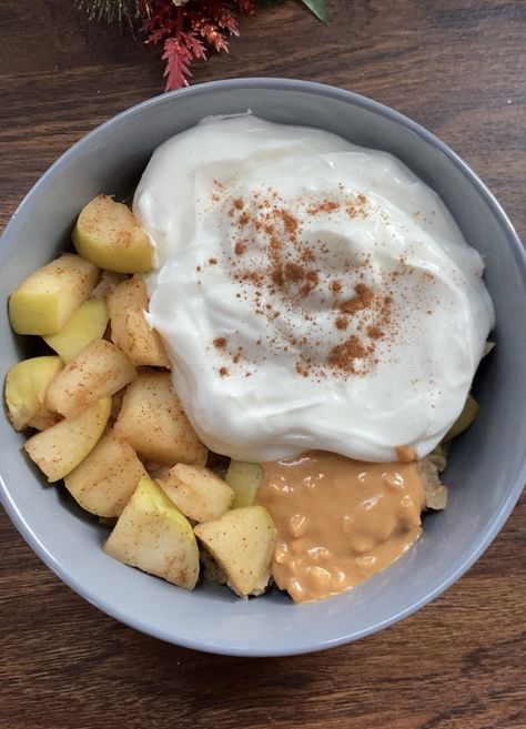 Yogurt And Oatmeal Breakfast, Yogurt With Apples, Greek Yogurt Bowl Ideas, Greek Yogurt Aesthetic, Apple Yogurt Bowl, Oatmeal With Greek Yogurt, Apple Greek Yogurt, Apple And Yogurt, Apple Snacks Healthy