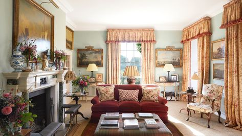 An 18th-century house in the Cotswolds cleverly refreshed by Flora Soames | House & Garden Country Living Room Ideas, 18th Century House, Urban Cottage, Houses In France, Floral Fabrics, Victorian Cottage, Country Living Room, English Country House, Curved Sofa