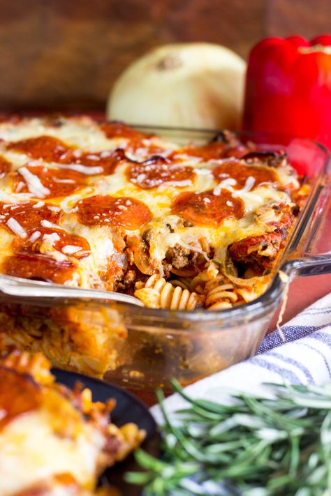 Pepperoni Pizza Pasta Casserole Recipe! Like baked ziti crossed with pepperoni pizza, this meal is so hearty, satisfying, and filling. Cheese Monster, Pizza Pasta Casserole Recipe, Pepperoni Pizza Pasta, Pizza Pasta Casserole, Pepperoni Recipes, Pasta Casserole Recipes, Pizza Casserole, Pizza Margherita, Pasta Casserole