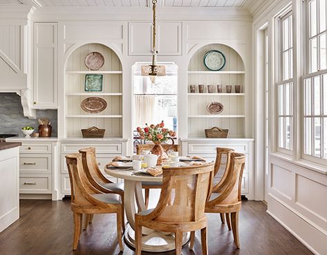 The New Age of Nostalgic Design | Sherwin-Williams Atlanta Homes Kitchen, Dining Room Next To Kitchen Island, Traditional Eat In Kitchen, Round Table In Kitchen, Grandmillennial Kitchen, Breakfast Area Ideas, Breakfast Room Decor, Horseshoe Kitchen, Dining Room Off Kitchen