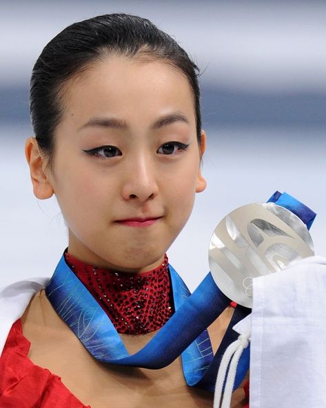 Mao Asada holding out her silver medal at her first Olympics, in the women's free = Vancouver, Canada Pacific Coliseum, February 25, 2010. ･ Photo by Koichiro Tezuka ･ Mao Asada, Sport Gymnastics, Japan Woman, Figure Skaters, Japanese People, Winter Games, Women Figure, Hanyu Yuzuru, Vancouver Canada