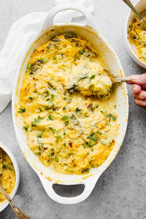 This easy, cheesy baked spaghetti squash is a healthier take on mac and cheese! It's cheesy, loaded with vegetables and feels like comfort food, without the calories and carbs. #spaghettisquash Cheesy Baked Spaghetti, Cheesy Spaghetti Squash, Spaghetti Squash Casserole, Baked Spaghetti Squash, Low Carb Casseroles, Skinnytaste Recipes, Spaghetti Squash Recipes, Broccoli Cheese, Baked Spaghetti