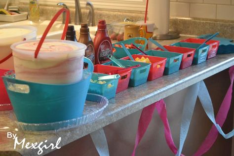 Gender Reveal Party - Ice cream bar Gender Reveal Ice Cream, Scoop Gender Reveal, Ice Cream Gender Reveal, Cream Gender Reveal, Ice Cream Party Theme, Gender Reveal Photos, Gender Reveal Party Theme, Baby Reveal Party, Ice Cream Bar