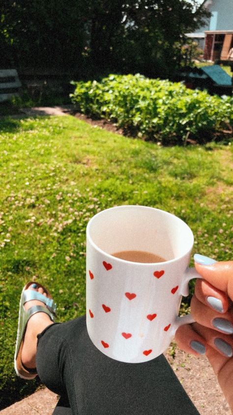 Garden Snap, Summer Birkenstock, Morning Coffee Photography, Caffe Mocha, Eye Color Chart, Good Morning Coffee Gif, Fancy Flowers, Travel Pictures Poses, Coffee Photography