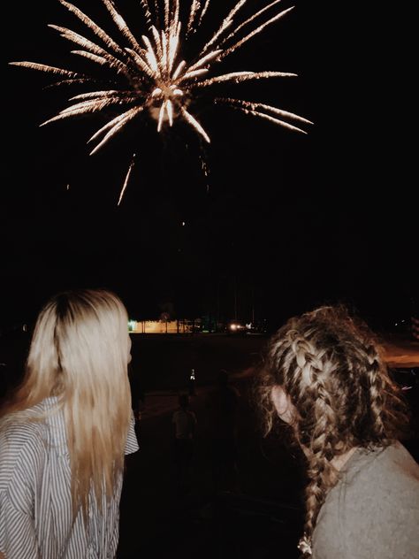 4th Of July Inspo Pics, Memorial Day Aesthetic, 4th Of July Pictures With Friends, 4th Of July Photo Ideas, 4th Of July Instagram Pictures, July 4th Aesthetic, Aesthetic Fourth Of July, Fourth Of July Aesthetic, 4th Of July Aesthetic