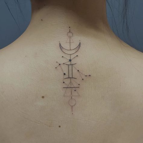 15 Amazing Gemini Tattoo Ideas To Love Forever - Morella&Ulalume Constellation Back Tattoo, Tattoos Gemini, Gemini Constellation Tattoo, Gemini Tattoo Ideas, Gemini Sign Tattoo, Gemini Tattoos, Dual Personality, Gemini Zodiac Tattoos, Gemini Tattoo Designs