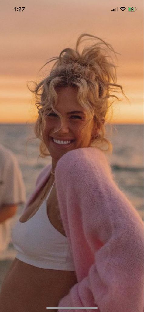 Blonde Naturally Wavy Hair, Medium Length Beach Curls, Face Framing Natural Curls, Beach Hair Inspiration, Beachy Hair With Bangs, Blonde Curly Curtain Bangs, Naturally Wavy Curtain Bangs, Beach Babe Hair, Mermaid Haircut Wavy Hair