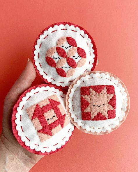 This is your reminder that quilt block ornaments are perfect for Valentine’s Day if you make them in the right colors. Actually, you can make them for any time of the year! Find my Cozy Quilt Block felt ornament pattern in my Etsy shop or from @benziedesign #feltcraft #woolfelt #quiltblocks #valentinecrafts #redandpink #handstitched #kawaiicute Quilt Block Ornaments, Quilted Ornaments Diy, Quilt Block Christmas Ornaments, Christmas Star Quilt Ornament, Blanket Stitch Felt Ornaments, Sew Heart Ornament, Quilted Hearts Ornament, Diy Felt Christmas Ornaments, Felt Ornaments Patterns