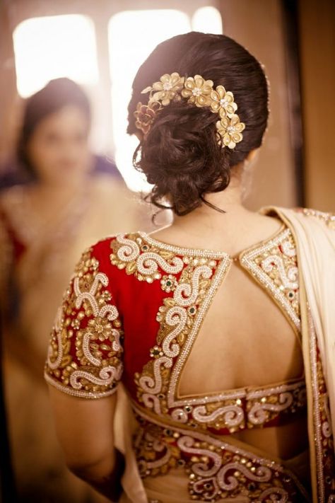 Picture of Red Bridal Saree Blouse Back design Dinner Hairstyles, Hairstyles For Indian Wedding, Latest Saree Blouse, Short Hair Bride, Wedding Bun Hairstyles, Saree Bollywood, Indian Wedding Hairstyles, Blouse Back Neck Designs, Sari Blouse Designs