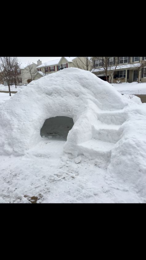 Snow fort, igloo, with slide and steps. Fits 5-10. Snowman Ideas Outdoor Real, Snow Building Ideas, Snow Fort Ideas, Snow Forts, Winter Family Activities, Snow Ideas, Igloo Building, Snow Castle, Snow Crafts