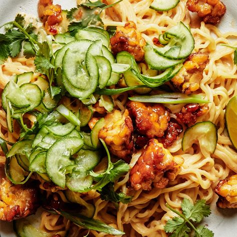 Tempeh Crumbles, Recipe Noodles, Sambal Sauce, Tempeh Recipes, Noodle Recipe, Peanut Noodles, Healthy Pasta Recipes, Healthy Pastas, Quick Lunches