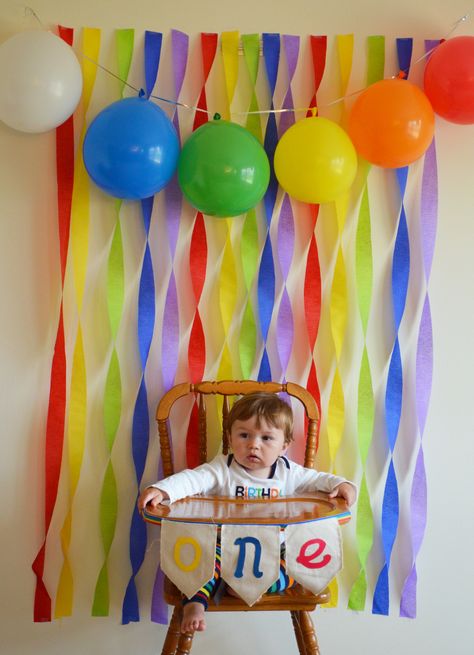 High Chair with crepe paper and balloon for first birthday party photo background = Success! Primary Color Birthday Party Decorations, Basic First Birthday Party, First Birthday Garland, Colourful First Birthday Party, Easy 1st Birthday Ideas, Primary Color Birthday Party, 1st Birthday High Chair Decorations, High Chair Birthday Decor, Diy First Birthday Decorations