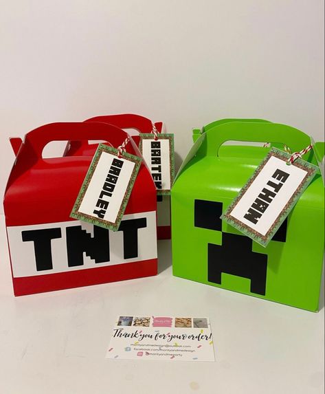 Minecraft Cricut Projects, Minecraft Party Ideas Decoration, Minecraft Centerpiece Ideas, Minecraft Party Bags, Minecraft Birthday Decorations, Minecraft Party Favors, Minecraft Bedroom Decor, Minecraft Party Decorations, Minecraft Birthday Cake