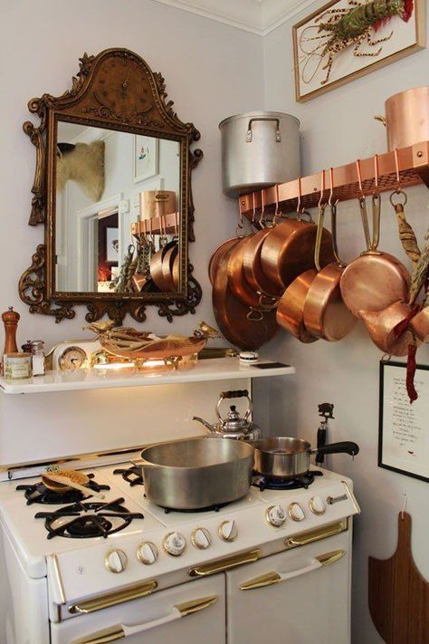 Copper Pots And Pans, Kitchen Spotlights, Vibeke Design, Classic Kitchen, Copper Pots, Copper Kitchen, Tiny Kitchen, Küchen Design, Pots And Pans