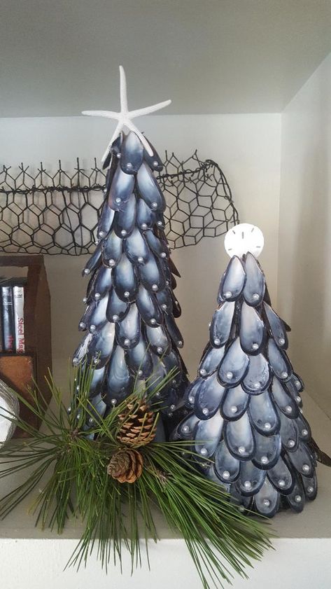 Mussel Shell Christmas tree Mussels Shell Art, Mussel Christmas Tree, Mussels Shell Crafts, Mussel Shell Christmas Ornaments, Mussel Shells Crafts, Mussel Artwork, Mussel Shell Christmas Tree, Mussel Shell Crafts Diy, Mussel Crafts