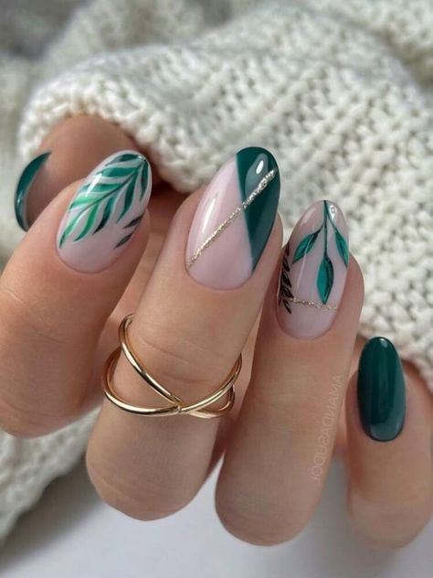 Glossy leaf nail design Forest Green Nail Polish, Emerald Green Nail Polish, Forest Green Nails, Emerald Nails, Bridesmaids Nails, Dark Green Nails, Green Nail Art, Glitter Manicure, Green Nail Designs