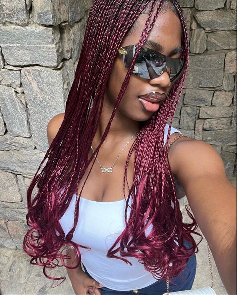 Wine French Curls Braids, Black Cherry Braids, Burgundy French Curl Braids, Dark Red Box Braids, Brown And Red Braids, Purple Braids For Black Women, Burgundy Braids For Black Women, Red French Curl Braids, Dark Red Braids