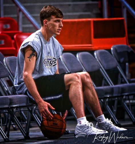 Jason Williams on Instagram: ““They don’t pay you a million dollars for two handed chest passes.” - Pistol Pete Maravich!!! 😂🙏🏼 Pistol forever the 🐐🐐 to me!! Everybody…” Everybody Always, Pete Maravich, Memphis Basketball, Jason Williams, Basketball Players Nba, Ball Aesthetic, Gym Art, Nba Pictures, Basketball Photography