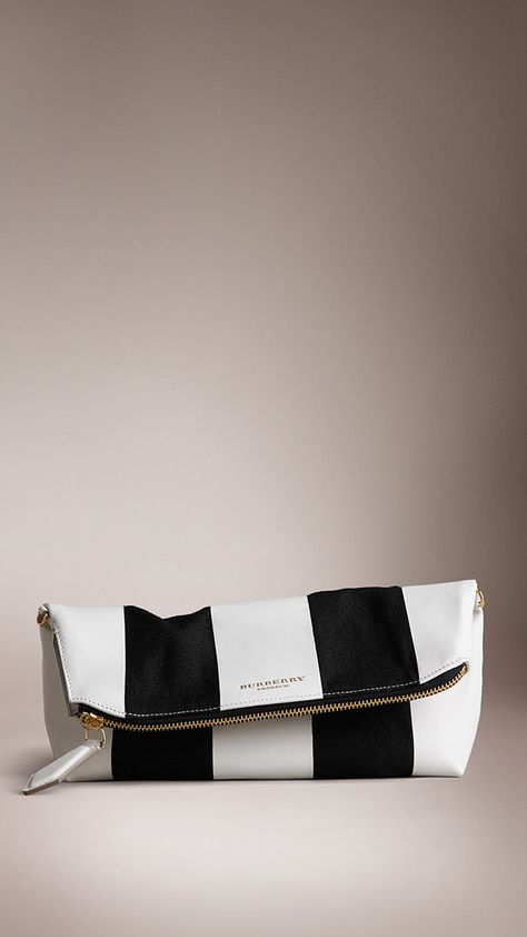 Burberry Prorsum Womenswear Spring/Summer 2014 Black And White Handbag, Burberry Summer, Runway Accessories, Burberry Purse, Noble Lady, Fringe Sandals, Burberry Prorsum, Graphic Inspiration, White Handbag