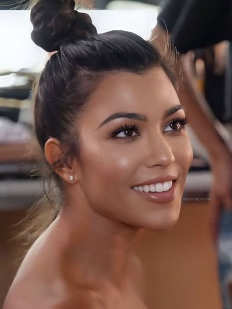 Kim Kardashian Natural Makeup, Kourtney Kardashian Makeup Looks, Kourtney Kardashian Hairstyles, Kourtney Kardashian Makeup, Kourtney Kardashian Hair, Kardashian Makeup, Finally Friday, Hair Done, Flawless Makeup