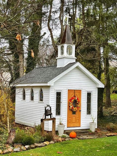 Wedding Chapel Ideas, Chapel In The Woods, Church Design Architecture, Little White Chapel, Houses Of The Holy, White Chapel, Old Country Churches, Church Pictures, Pump House