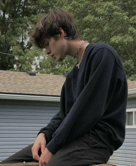 noahshaw | mara dyer trilogy | shaw confessions Hommes Grunge, Grunge Boy Aesthetic, Grunge Guy, Grunge Boys, Haircut 2023, Look Grunge, Skater Boys, Grunge Guys, Grunge Boy