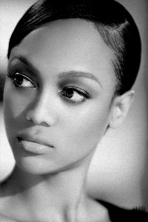 Tyra Banks - one of the cooler people in the modeling industry. She's always so supportive. Women Models, Tyra Banks, Natalia Vodianova, Next Top Model, Heidi Klum, White Photo, Classic Beauty, Bob Marley, Black Is Beautiful